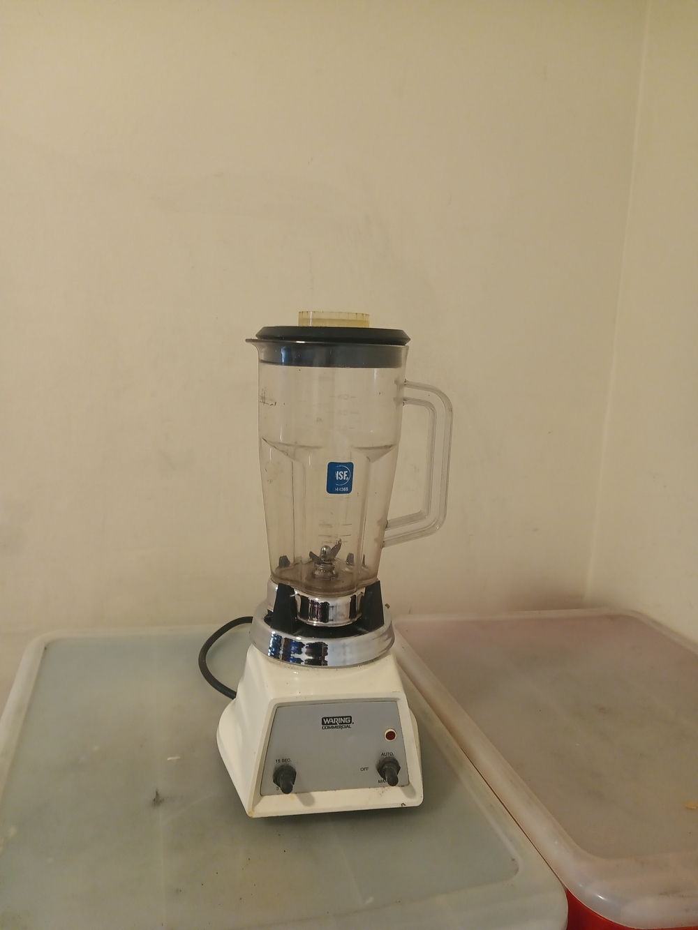 Vintage White Countertop Blender with Clear Jar. Waring 7015N